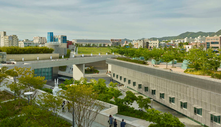 新修建结伴旧历史，，生文化中心立异精神